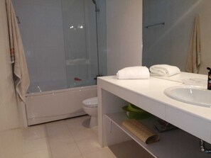 Dusj, hårføner, håndklær og såpe