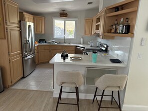 Microwave, oven, stovetop, dishwasher - Peaceful 2-bedroom Long Term Rental in Key Largo (Key Largo)