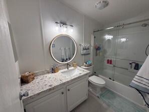 Shower, hair dryer, bidet, towels - Peaceful 2-bedroom Long Term Rental in Key Largo (Key Largo)