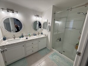 Shower, hair dryer, bidet, towels