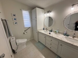 Shower, hair dryer, bidet, towels - Peaceful 2-bedroom Long Term Rental in Key Largo (Key Largo)