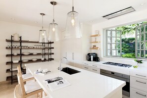 Kylskåp, mikrovågsugn, ugn och spishäll