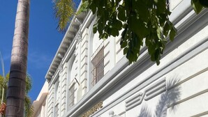 A building with a white facade and a sign that reads "BENJAMIN'S". - Hotel Tierra Marina Centro Histórico (Mazatlán)