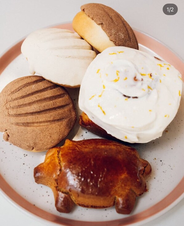 Un plato con cuatro pasteles diferentes.