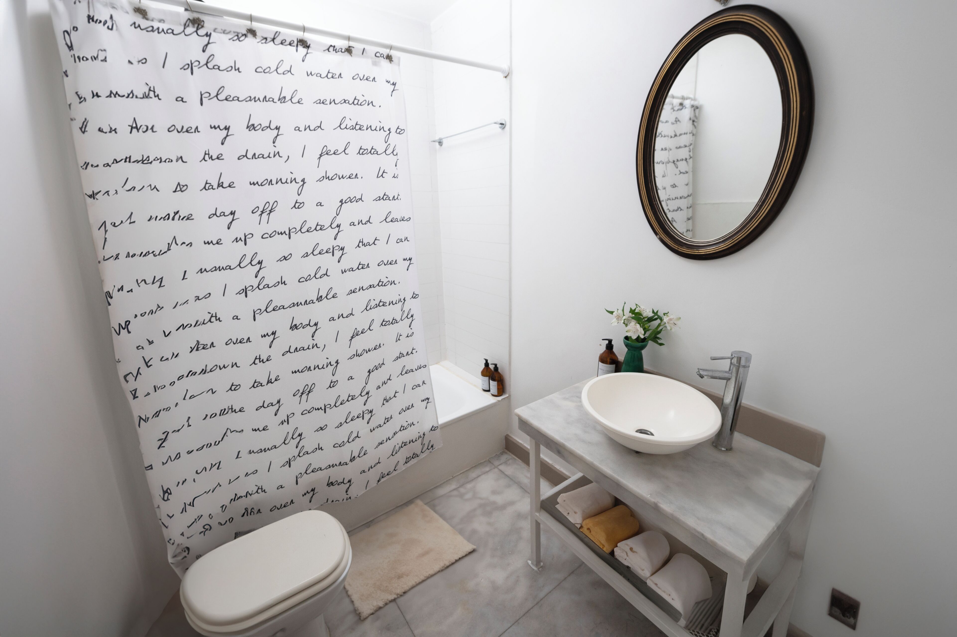 Vasca da bagno a immersione totale, asciugacapelli, bidet, asciugamani