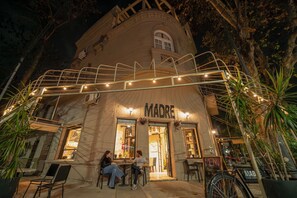 A restaurant named 'MADRE' with outdoor seating and a metal staircase leading to the entrance. - Art House Palermo BBQ jacuzzi  Breakfast (Buenos Aires)