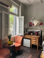 32–tuumainen televisio, jossa kaapelikanavat