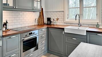 Fridge, oven, dishwasher, coffee/tea maker