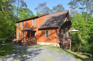 Exterior - The Retreat at the Creek - Pet Friendly (Berkeley Springs)