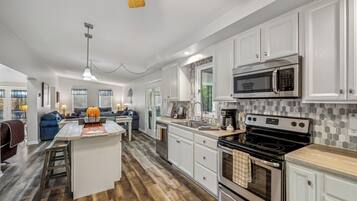 Cabin, Multiple Beds (Herons Rest - Escape by the River ) | Private kitchen