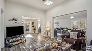 Cabin, Multiple Beds (Herons Rest - Escape by the River ) | Living area