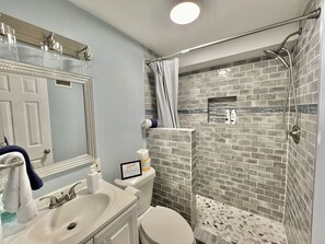 Shower, hair dryer, towels - Gone Fish Inn: Laid Back 3/2 NB Guadalupe Riverfront + River Patio + Mins to Whitewater Amphitheater (New Braunfels)