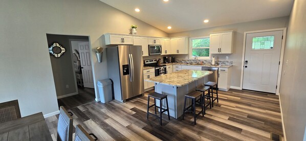 Micro-ondes, four, plaque de cuisson, lave-vaisselle