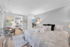 1 bedroom, desk, iron/ironing board, free WiFi - 7104 Harbourside 1 @ Shelter Cove | Pool | Stunning Marina Views (Hilton Head Island)