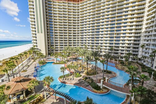 Ultimate Beachfront Condo Sleeps 10! Free Activities! Summer Deals!