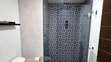 Deluxe Suite | Bathroom | Shower, rainfall showerhead, designer toiletries, hair dryer