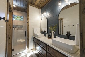 Shower, hair dryer, towels, soap - Casa Agave - Creek, Ping Pong, Secluded (Broken Bow)