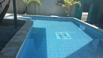Una piscina cubierta, una piscina al aire libre