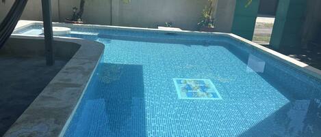 Inomhuspool och utomhuspool