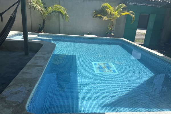 Una piscina techada, una piscina al aire libre