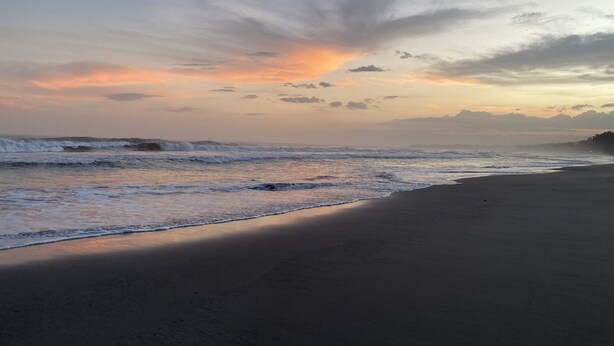 A beach with waves and a sunset. - Rancho Playa las Flores (La Libertad)