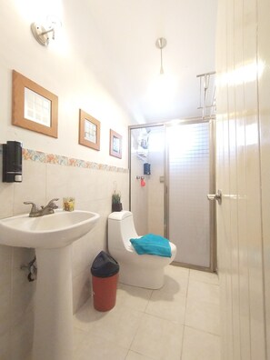 Whirlpool, Haartrockner, Handtücher, Seife