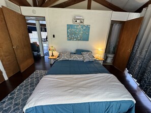 3 bedrooms, iron/ironing board, free WiFi, bed sheets - Sleep in a Treehouse!! (Lake Ariel)