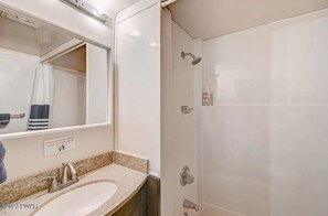 Séchoir à cheveux, serviettes fournies, papier de toilette