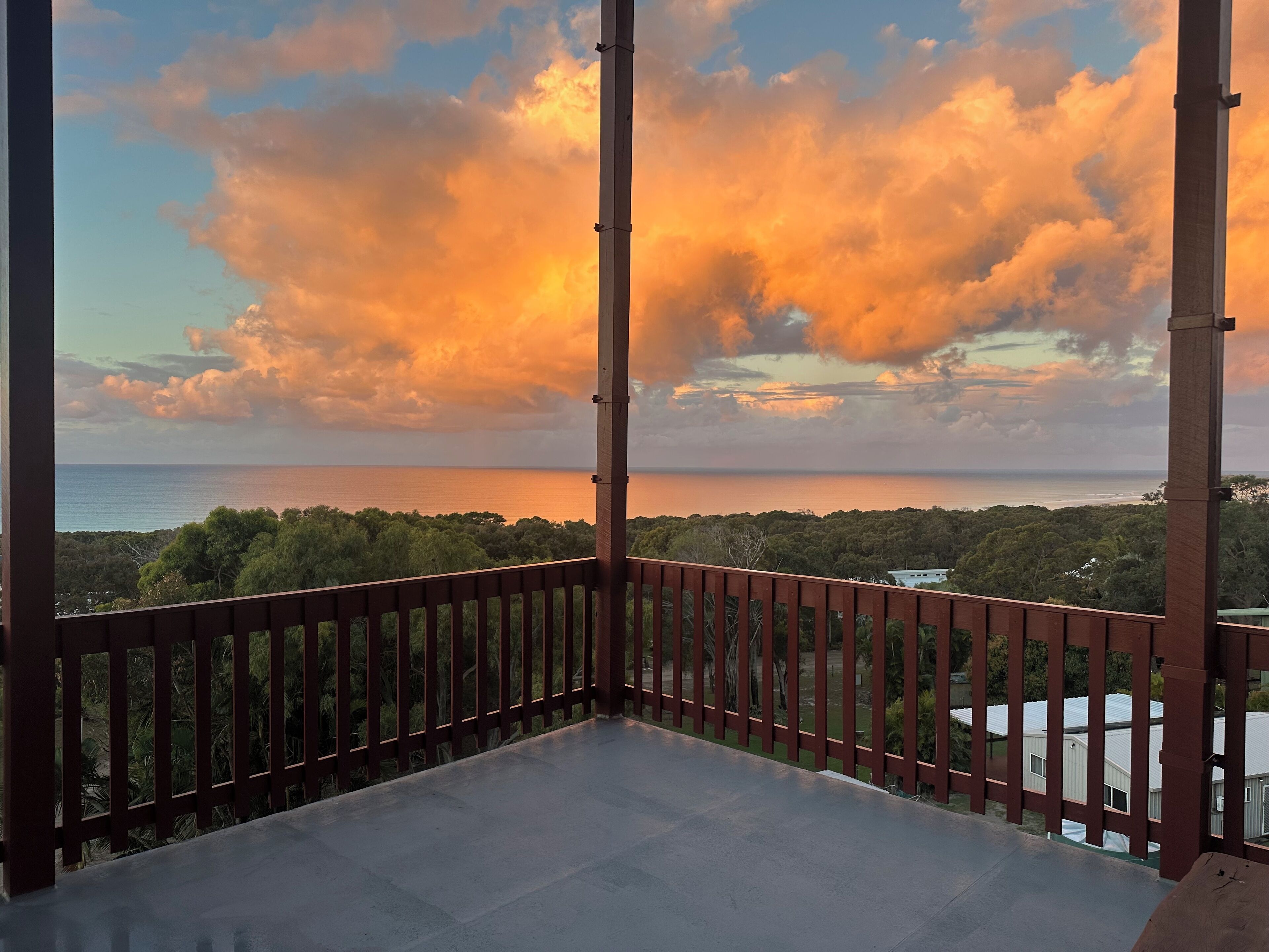 Un balcón con vistas al mar y nubes.