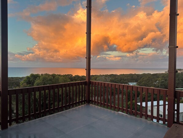 Un balcón con vistas al mar y nubes.