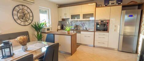 Réfrigérateur, micro-ondes, four, plaque de cuisson