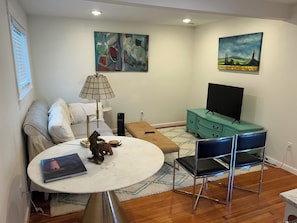 Smart TV - Charming 2-bedroom apartment with WiFi, AC in enjoyable Lincoln City, ocean (Lincoln City)