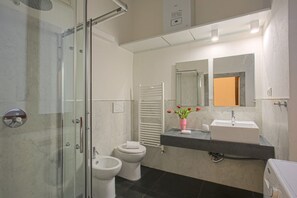 Dusche, Haartrockner, Bidet