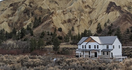 Spacious lodge viewing the Big Rock Candy Mountain
