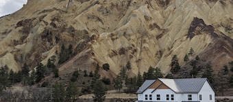 Spacious lodge viewing the Big Rock Candy Mountain