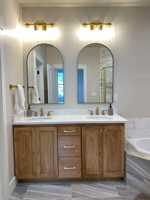 Shower, jetted bath, hair dryer, towels