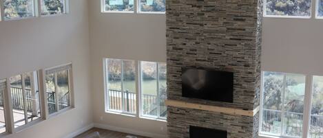Smart TV, chimenea y tenis de mesa