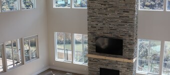 Spacious lodge viewing the Big Rock Candy Mountain