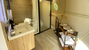 Lều Premium, 1 giường cỡ queen, hiên, quang cảnh núi | Phòng tắm