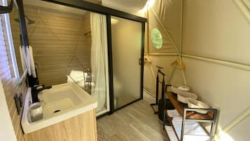 Tienda de campaña Premium, 1 cama Queen size, Terraza, vista a la montaña | Baño | Regadera, regadera tipo lluvia, amenidades de baño gratuitas