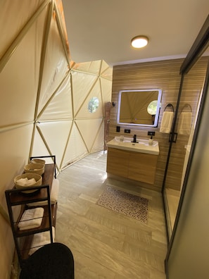 Barraca lua de mel, 1 cama King, terraço, vista para a montanha | Banheiro | Chuveiro, chuveiro com efeito de chuva, produtos de toalete grátis 