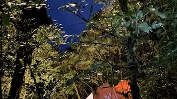 Romantische tent, 1 queensize bed, terras, uitzicht op bergen | 1 slaapkamer, luxe beddengoed, een minibar, een kluis op de kamer