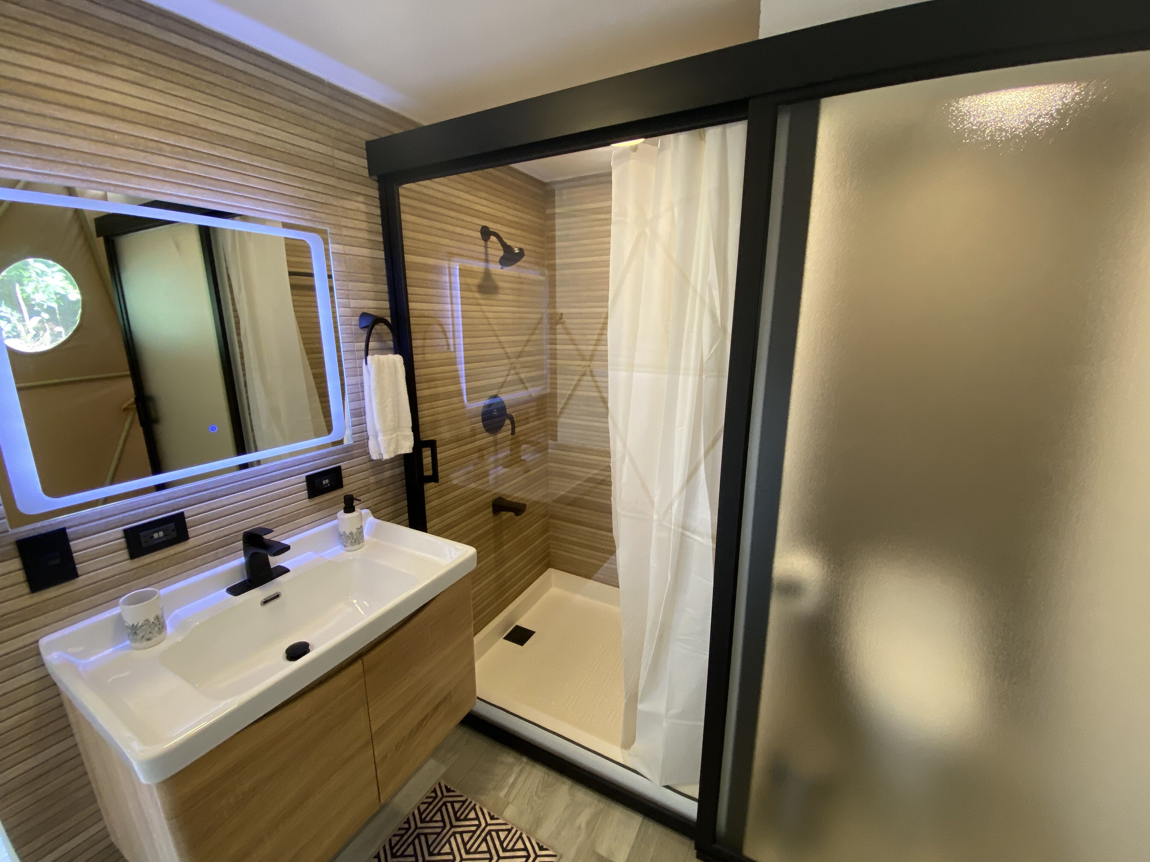 Honeymoon tent, 1 kingsize bed, terras, uitzicht op bergen | Badkamer | Een douche, een regendouche, gratis toiletartikelen, een haardroger