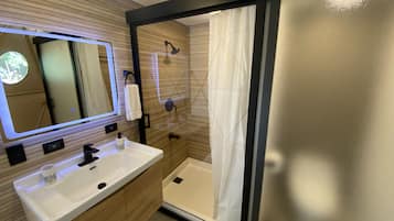 Honeymoon tent, 1 kingsize bed, terras, uitzicht op bergen | Badkamer | Een douche, een regendouche, gratis toiletartikelen, een haardroger