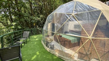 Honeymoon tent, 1 kingsize bed, terras, uitzicht op bergen | 1 slaapkamer, luxe beddengoed, een minibar, een kluis op de kamer