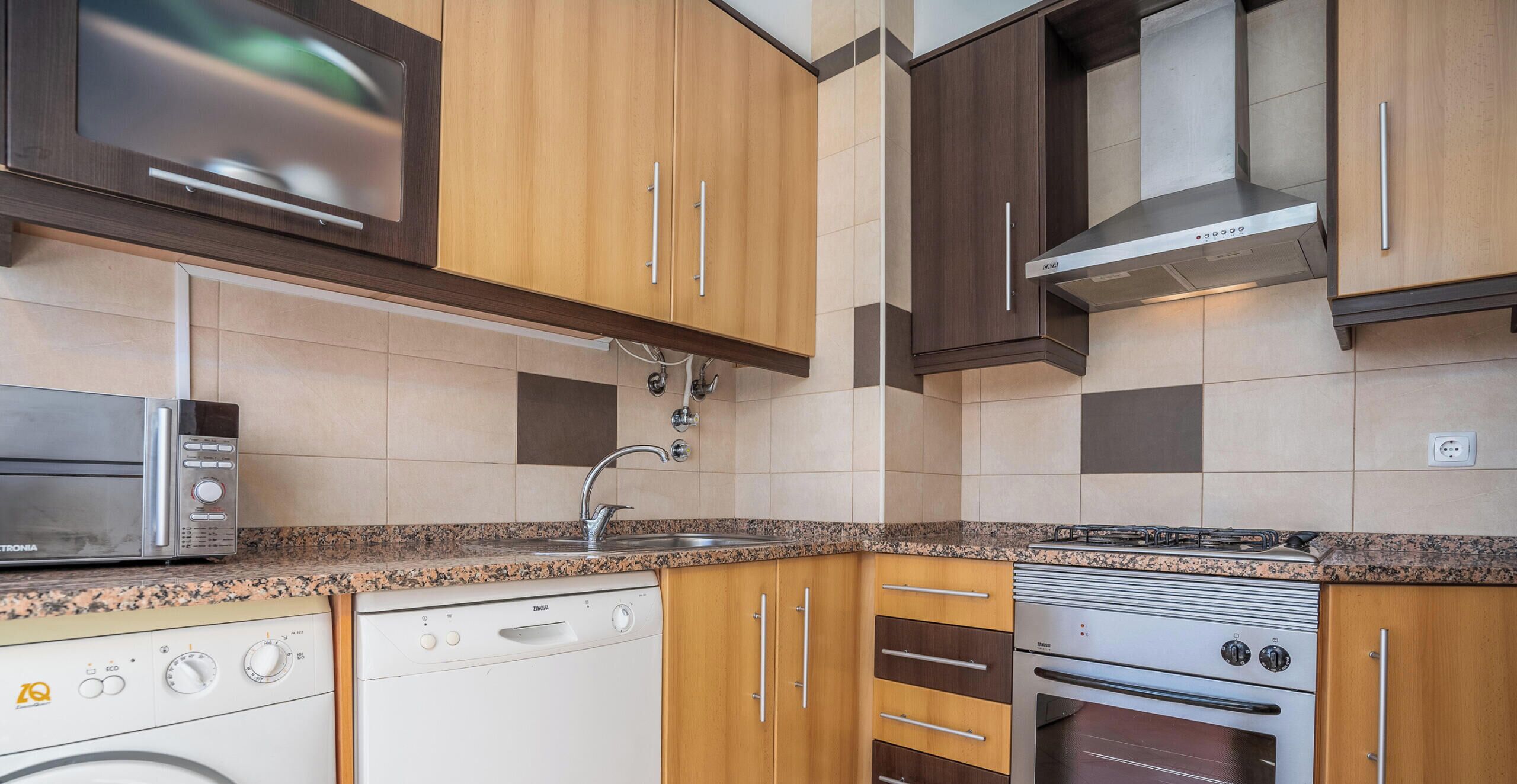 Jääkaappi, mikroaaltouuni, uuni, liesi