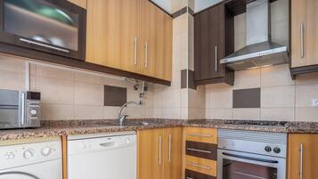 冰箱、微波炉、烤箱、炉灶