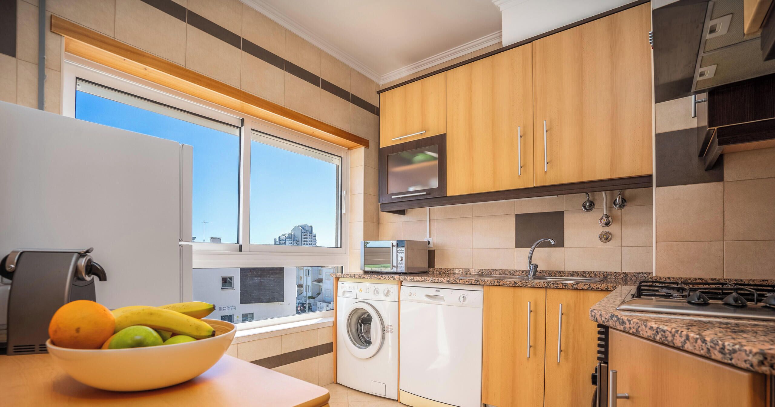 Jääkaappi, mikroaaltouuni, uuni, liesi