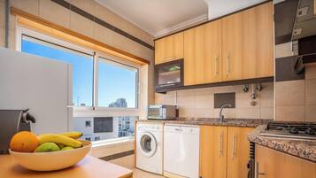 冰箱、微波炉、烤箱、炉灶