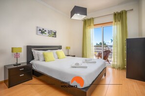 1 quarto, ferros/tábuas de passar roupa, berço de viagem